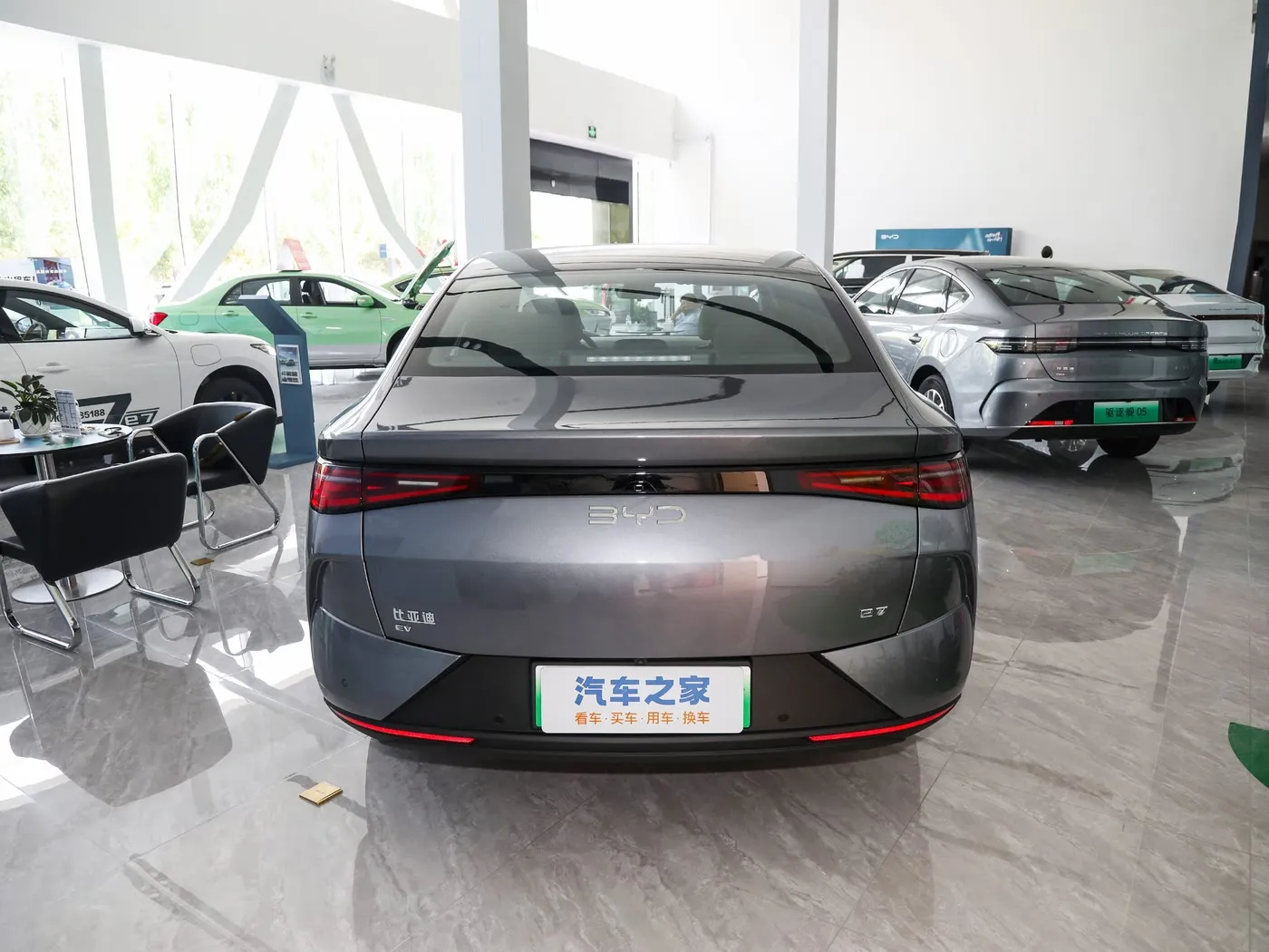 Icyitegererezo gishya Byd E7 EV CAR 150KM / H Hejuru Umuvuduko 136HP 180NM TORQUE 5 Imodoka