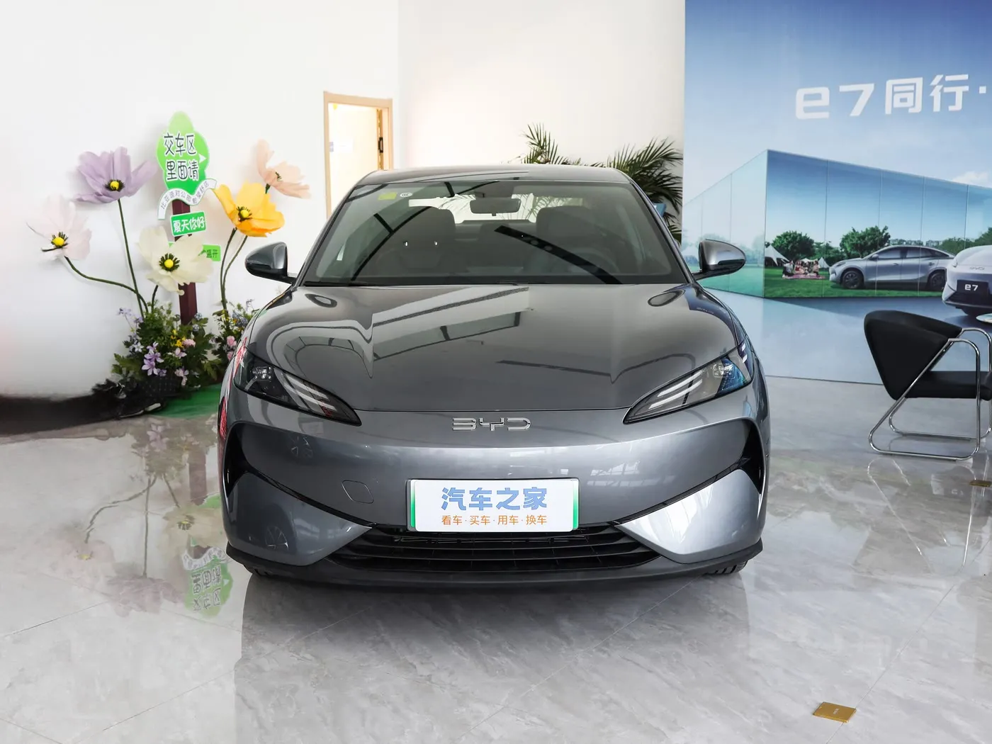 Icyitegererezo gishya Byd E7 EV CAR 150KM / H Hejuru Umuvuduko 136HP 180NM TORQUE 5 Imodoka