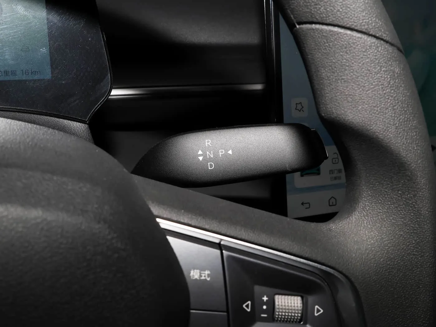 Icyitegererezo gishya Byd E7 EV CAR 150KM / H Hejuru Umuvuduko 136HP 180NM TORQUE 5 Imodoka
