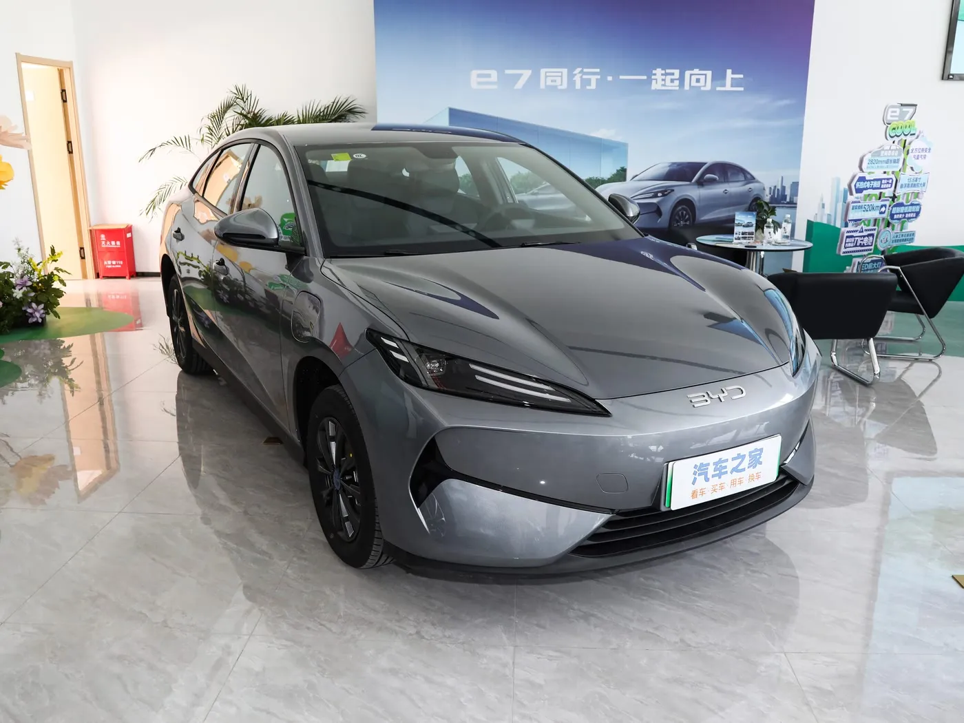 Icyitegererezo gishya Byd E7 EV CAR 150KM / H Hejuru Umuvuduko 136HP 180NM TORQUE 5 Imodoka