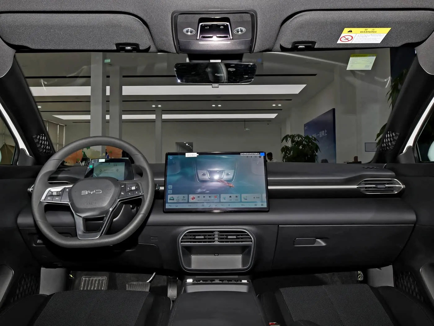 Icyitegererezo gishya Byd E7 EV CAR 150KM / H Hejuru Umuvuduko 136HP 180NM TORQUE 5 Imodoka