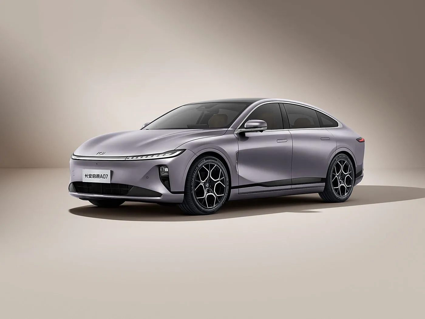 Changan Qiyuan A07 Hybrid Ev Sedan Imodoka Yumushinwa 1200km Imirongo Yikora Yikora Imyanya 55KM / H Umuvuduko R19 Ingano