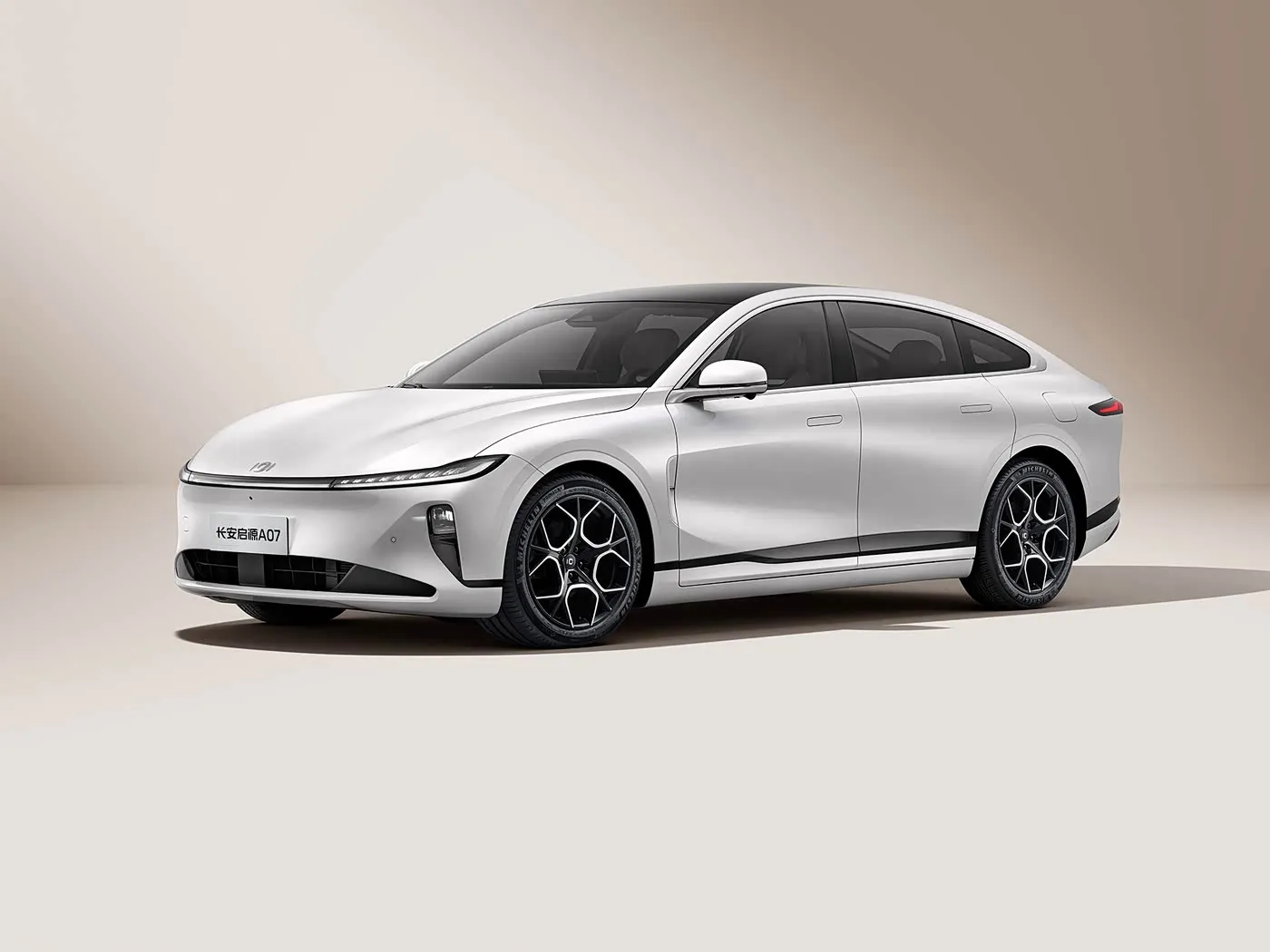Changan Qiyuan A07 Hybrid Ev Sedan Imodoka Yumushinwa 1200km Imirongo Yikora Yikora Imyanya 55KM / H Umuvuduko R19 Ingano