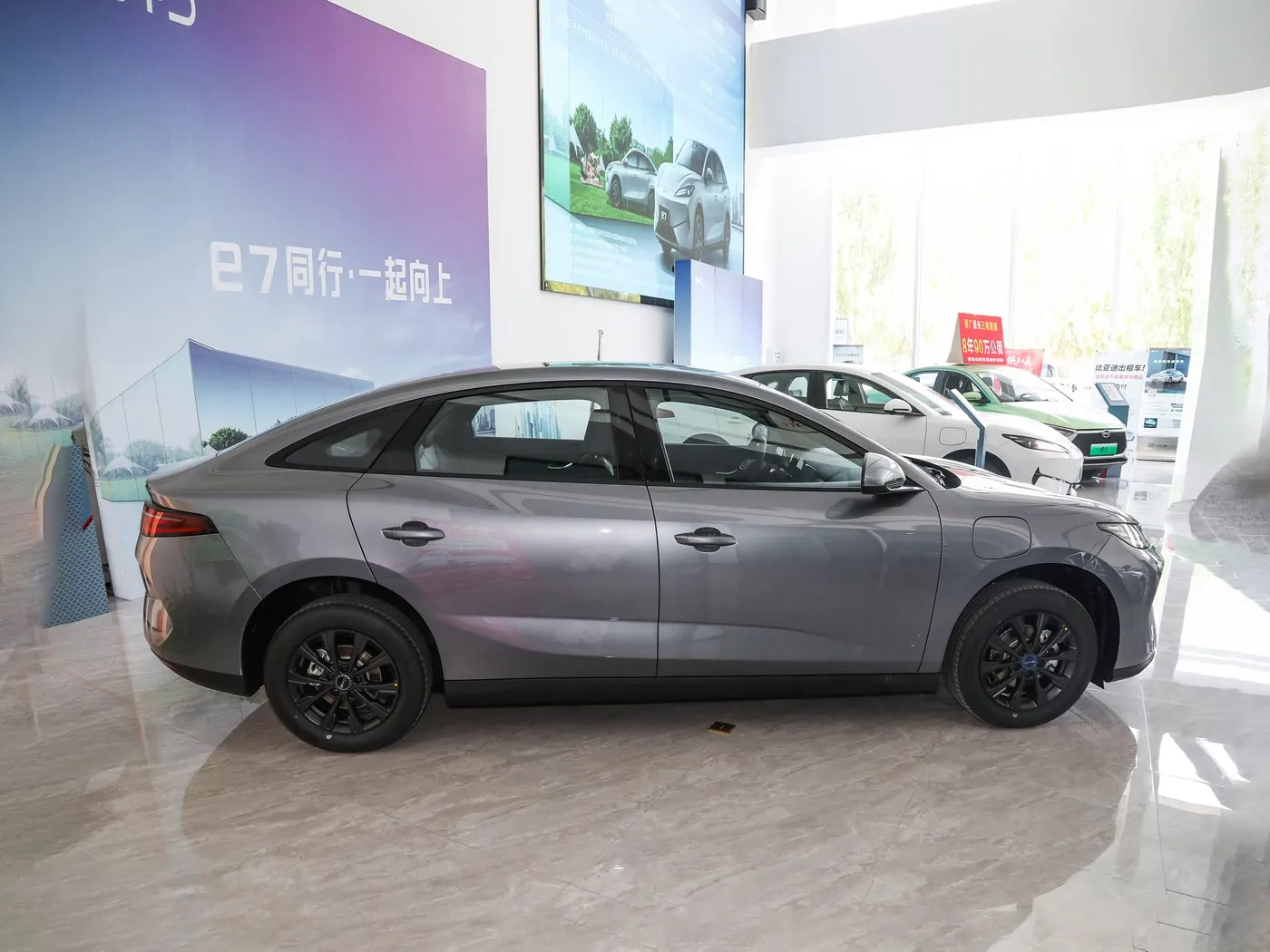 Icyitegererezo gishya Byd E7 EV CAR 150KM / H Hejuru Umuvuduko 136HP 180NM TORQUE 5 Imodoka