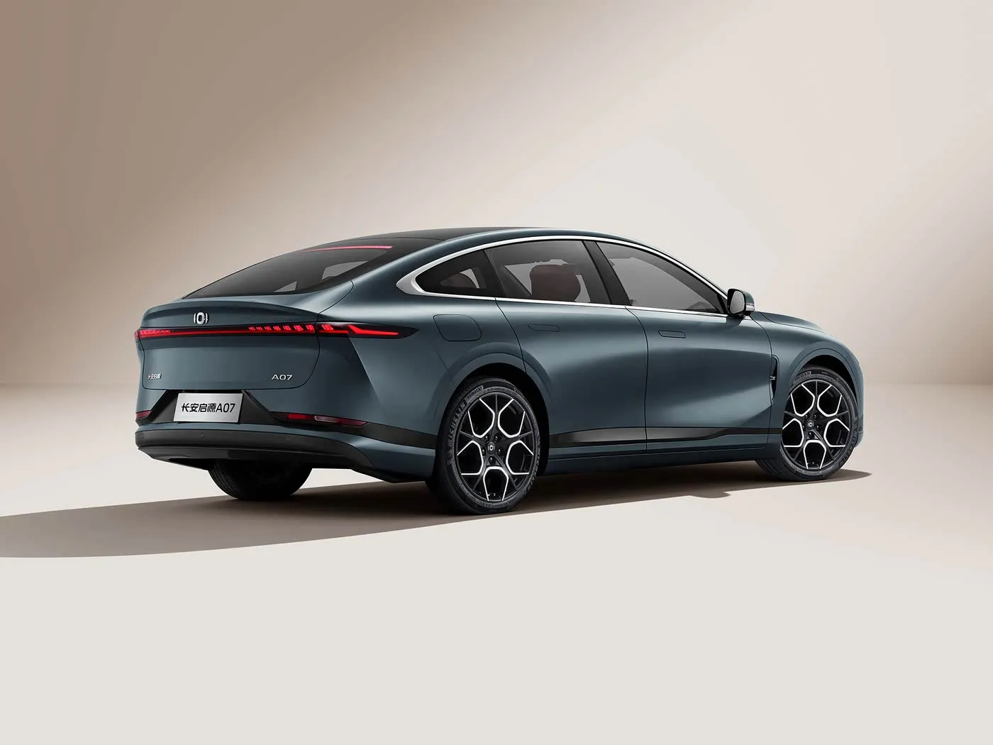 Changan Qiyuan A07 Hybrid Ev Sedan Imodoka Yumushinwa 1200km Imirongo Yikora Yikora Imyanya 55KM / H Umuvuduko R19 Ingano