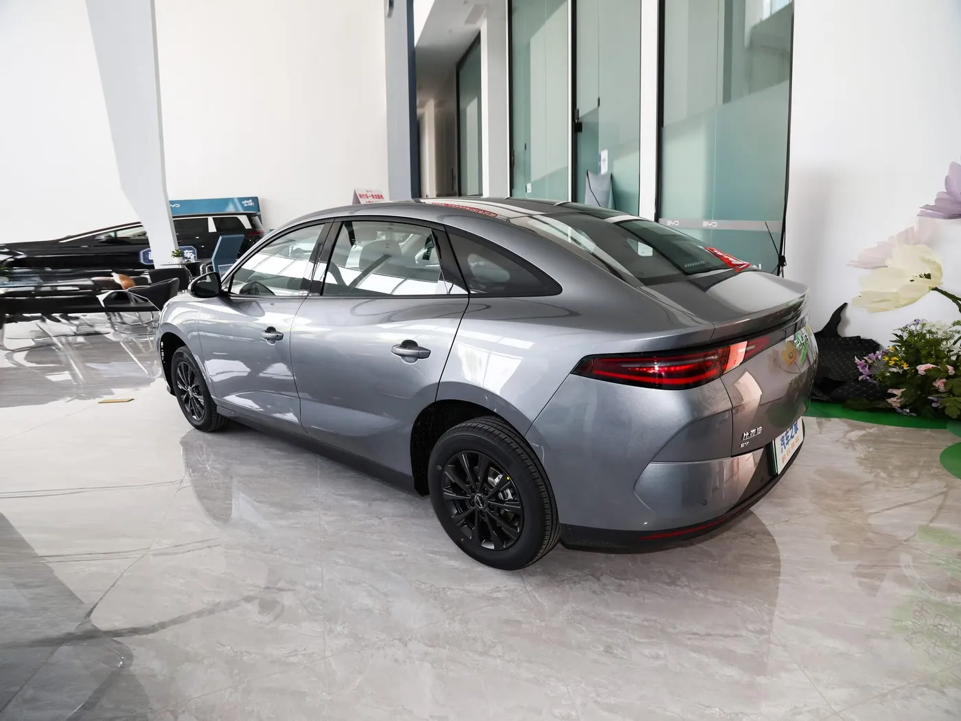 Icyitegererezo gishya Byd E7 EV CAR 150KM / H Hejuru Umuvuduko 136HP 180NM TORQUE 5 Imodoka