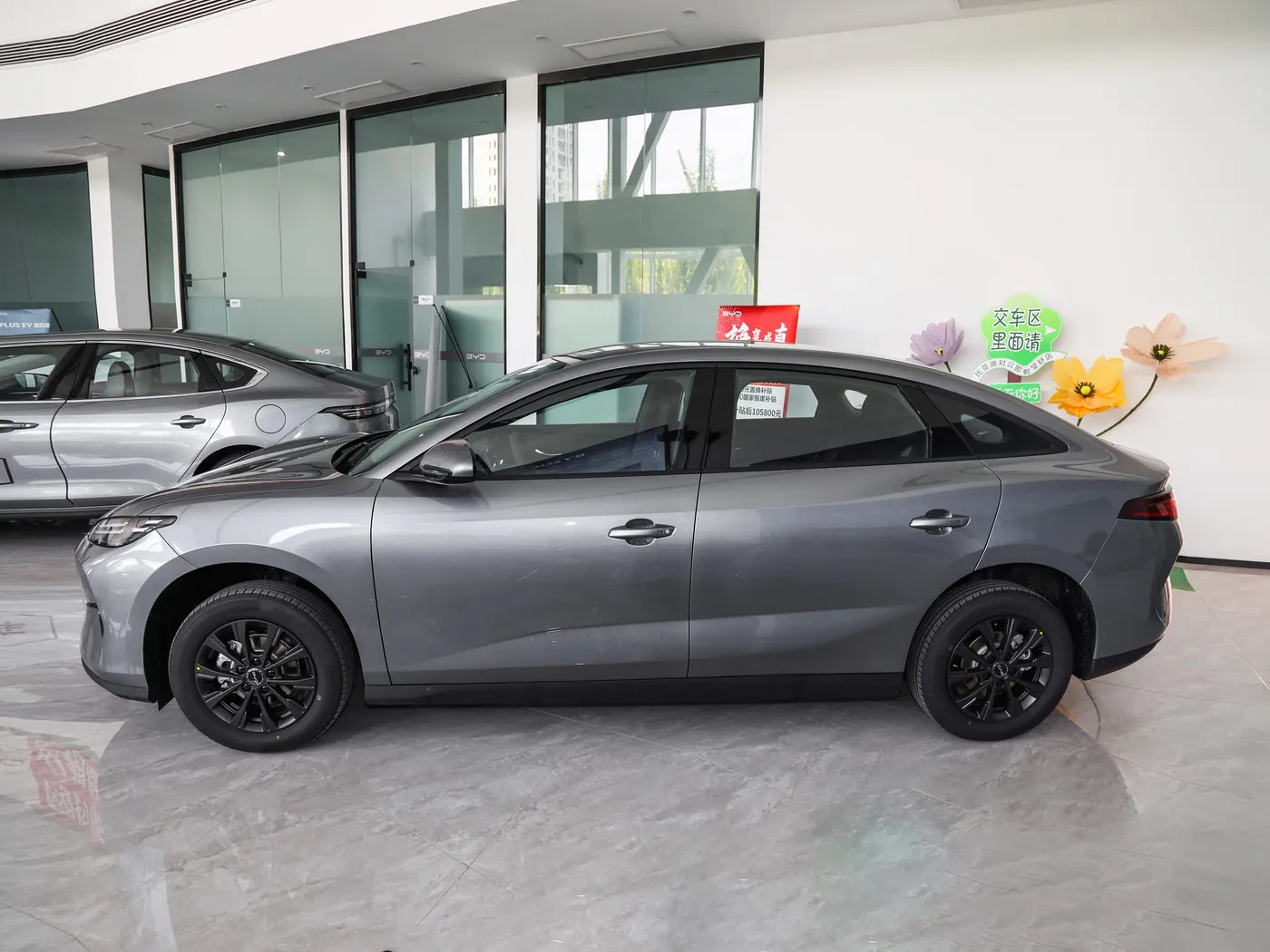Icyitegererezo gishya Byd E7 EV CAR 150KM / H Hejuru Umuvuduko 136HP 180NM TORQUE 5 Imodoka