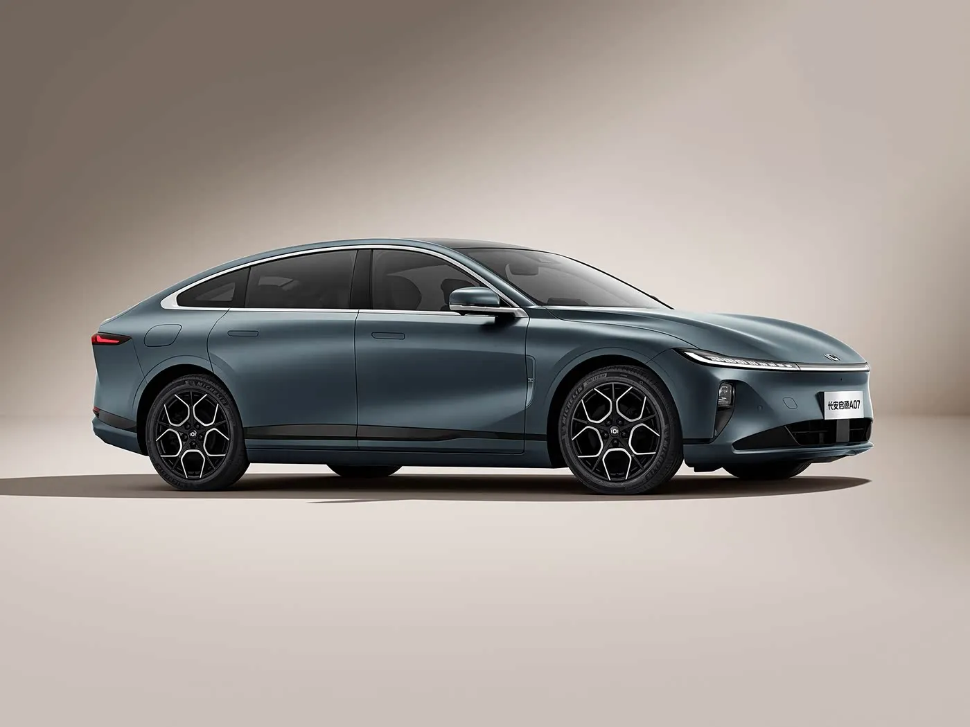 Changan Qiyuan A07 Hybrid Ev Sedan Imodoka Yumushinwa 1200km Imirongo Yikora Yikora Imyanya 55KM / H Umuvuduko R19 Ingano