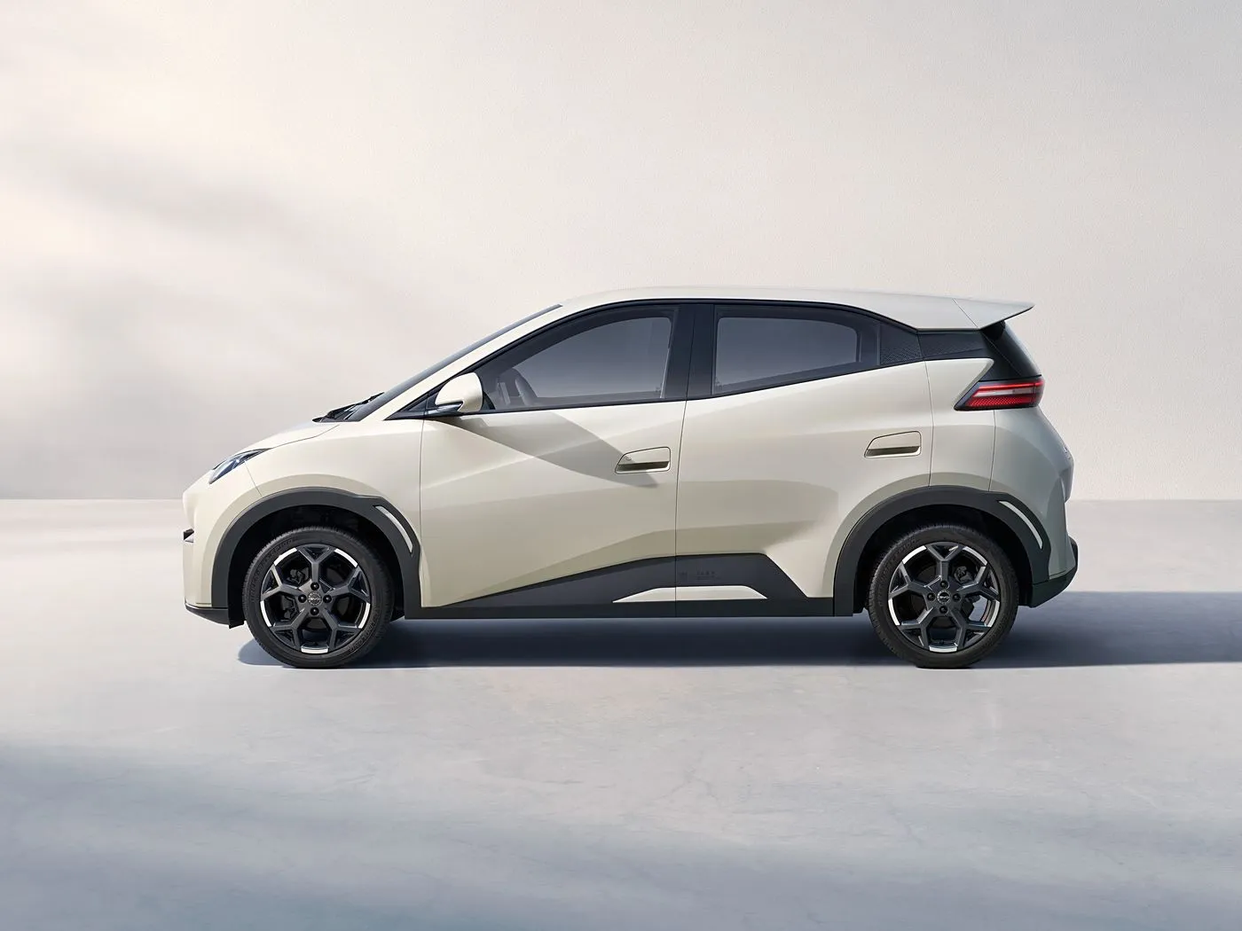 Byd Seagill Ev Hatchback Mini Smart Suv Imbere Yibiziga Imbere hamwe na kamera yinyuma yimodoka ihambiriye ingufu