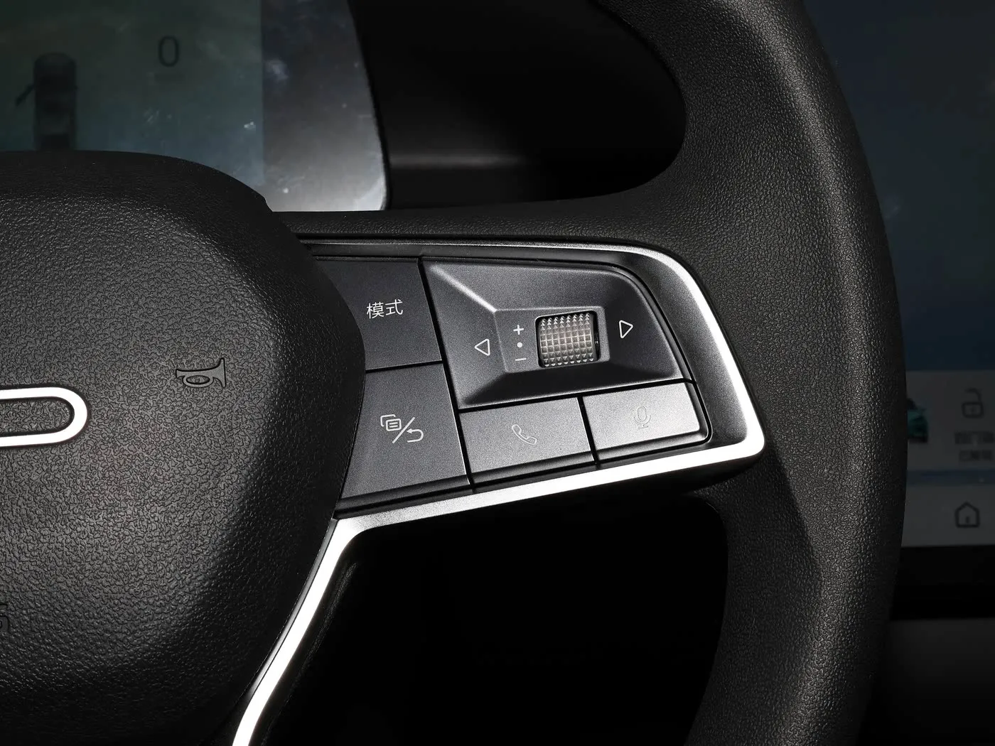 Icyitegererezo gishya Byd E7 EV CAR 150KM / H Hejuru Umuvuduko 136HP 180NM TORQUE 5 Imodoka