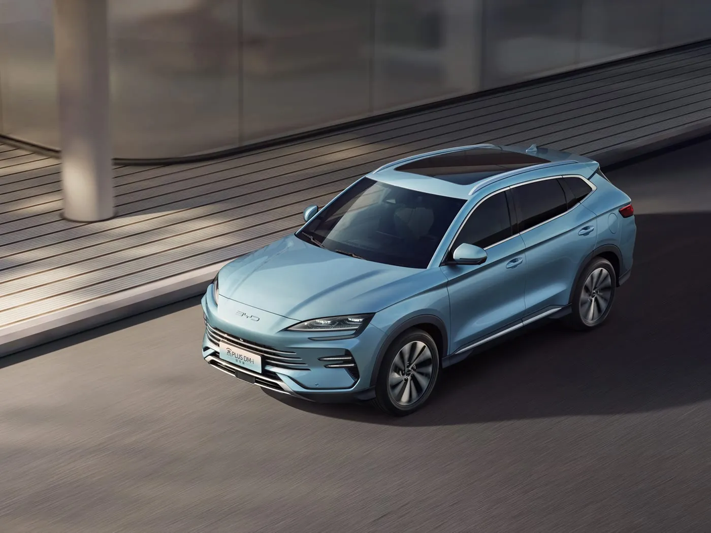 Indirimbo ya Byd Yongeyeho SUV ikora neza hamwe nintebe yinyuma yimpunzi ziva amaraso yivanze