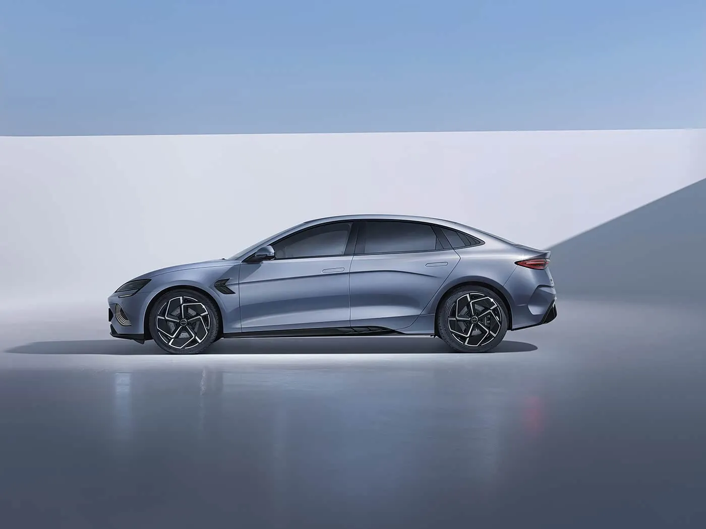 Byd Ikidodo c'amashanyarazi Sedan 600 AWD Hybrid Iterambere Ikoranabuhanga rya Premium Amashanyarazi maremare